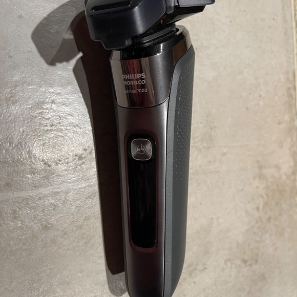 Philips Norelco Series 7000 Shaver - Picture 6 of 9